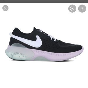 Women’s size 6 tennis shoe